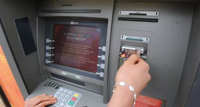 consulter son compte bancaire auprès d'un DAB
