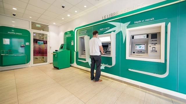 Remise de chèque Hello bank! en agence bnp